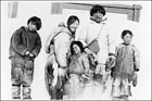 Famille inuit près de Chesterfield Inlet.