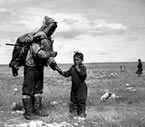 Kigusiutnar and Koomatnaq coming back from a hunt